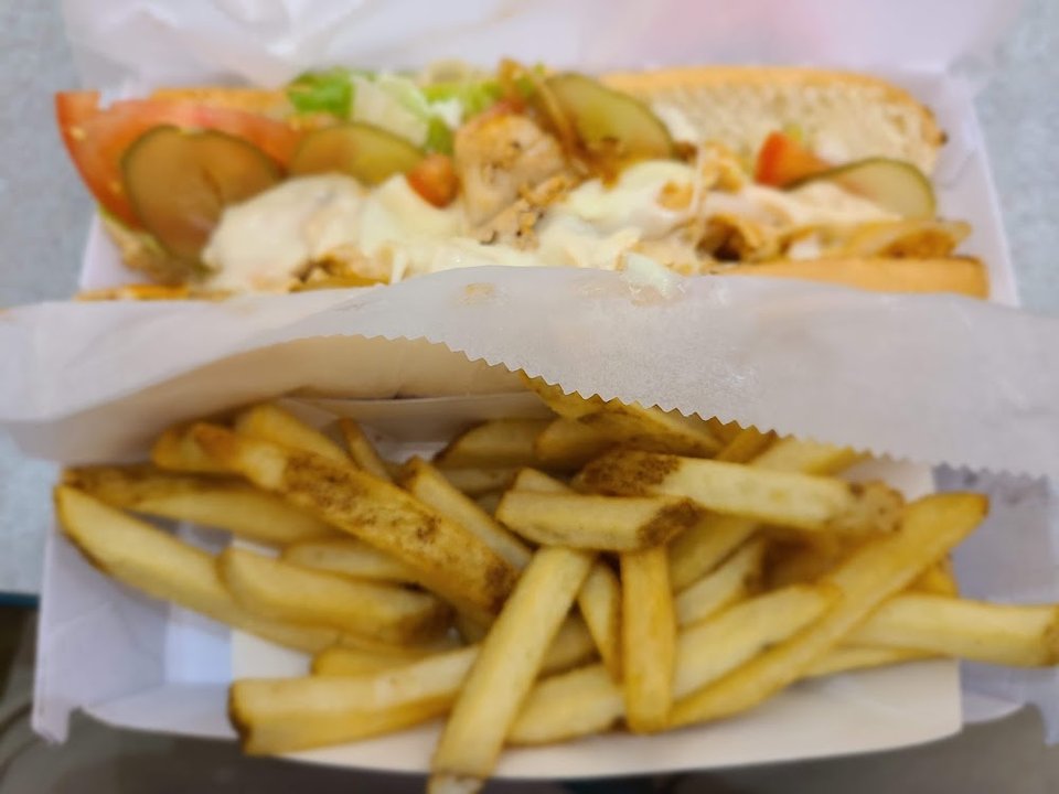 Displayed dishes and quick-service lunch choices.